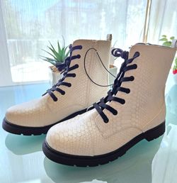 New! Arizona Jean snake Print White Combat Boots Women’s 9.5