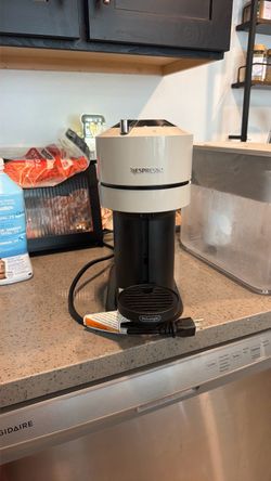 Nespresso Vertuo Next Coffee Machine by De'Longhi