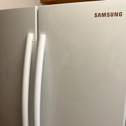 SamsungRefrigerator White With Freezer At The Bottom