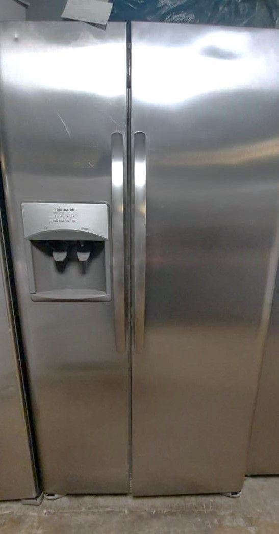 New Frigidaire 26 Cu Ft Side by Side Fridge