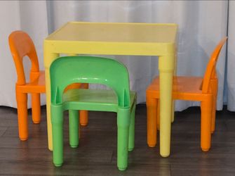 ***Kids table w/Chairs***
