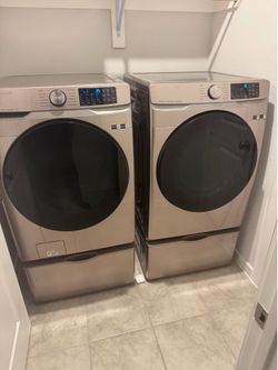 Samsung Washer & Dryer Set with Pedestals – Includes All Electric Hookups