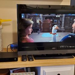 Vizio 32" HDTV With 3d Mode And 3d Blu-ray Package 