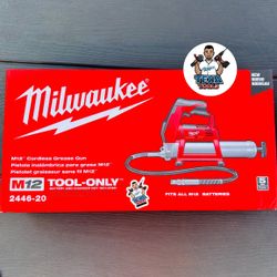 Milwaukee M12 12V Lithium-Ion Cordless Grease Gun (Tool-Only)