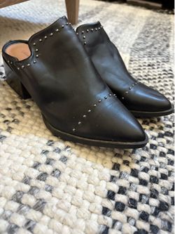 Women’s shoes size 6