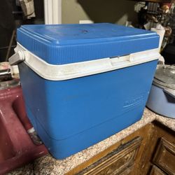 Rubbermaid Cooler