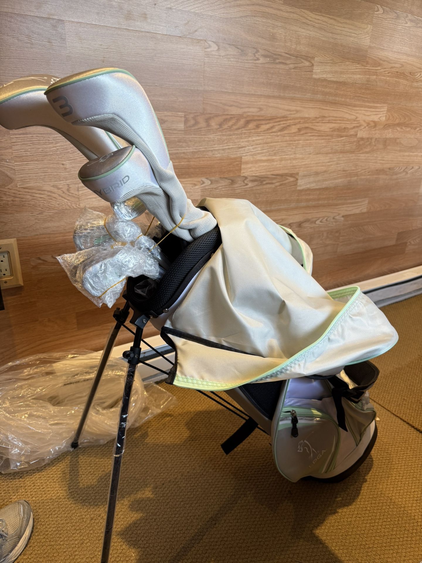 Brand New LPGA Golf Club Set (Right Hand)
