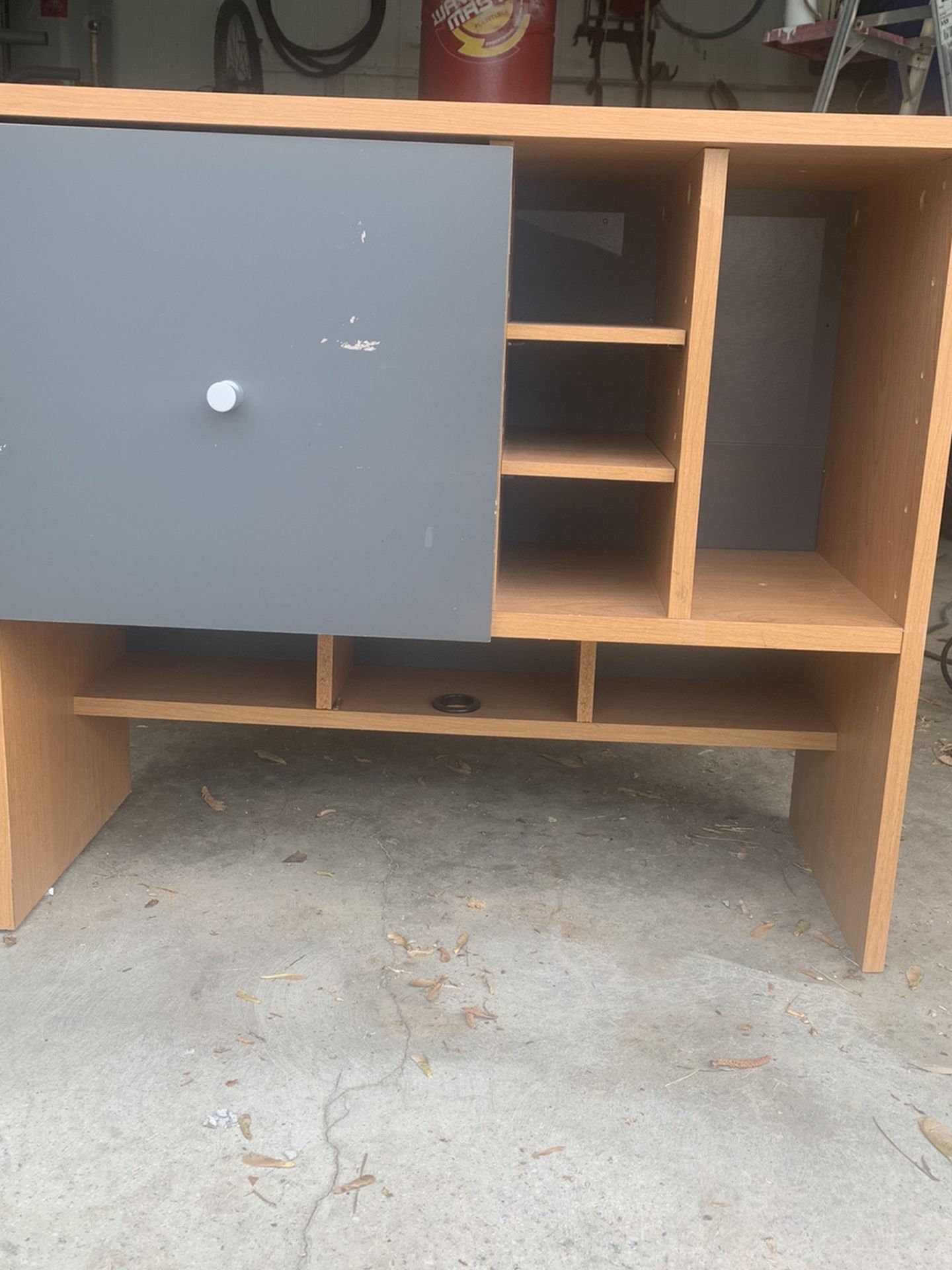 Small Knickknacks Desk
