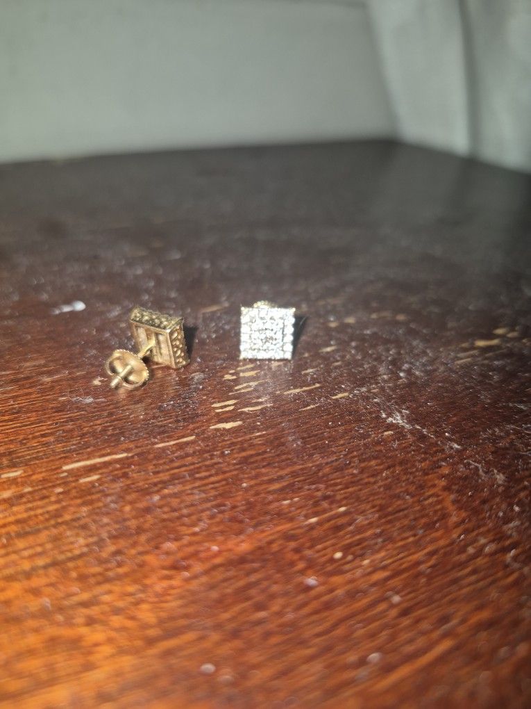 14k Screw Back Diamond Earings .5k Each