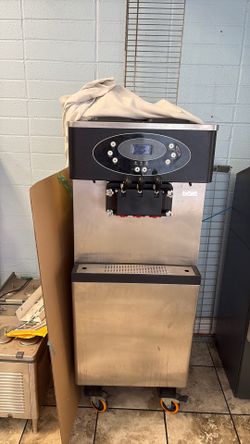 Frozen yogurt machine