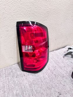 2014 to 2018 CHEVY SILVERADO TAIL LIGHT RH