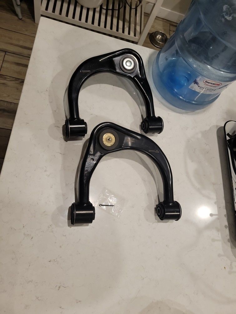 05-23 Toyota Tacoma Upper Control Arm Set