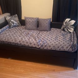 TWIN SIZE PULLOUT DAY BED 