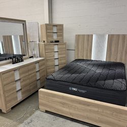 Beautiful  Stylish Queen Bedroom Set W/ Led Light Up Headboard 