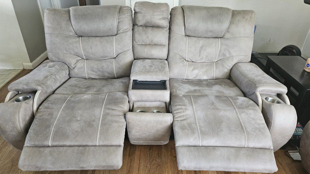 Reclining Sofa and Love Seat w/USB outlets - $1,300 (North Portland

