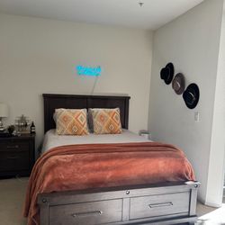 QUEEN BED - JACKSON LIVING SPACES 