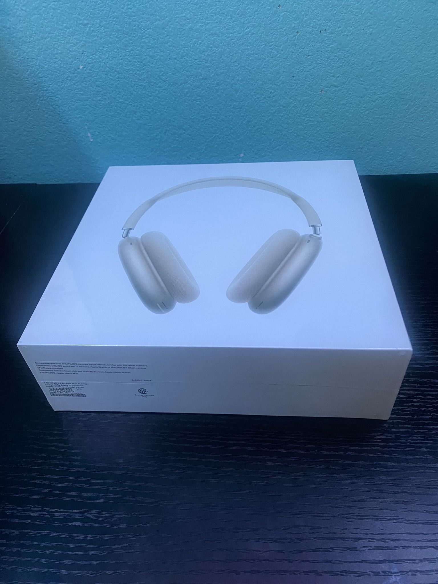 AirPods Max’s Color Starlight