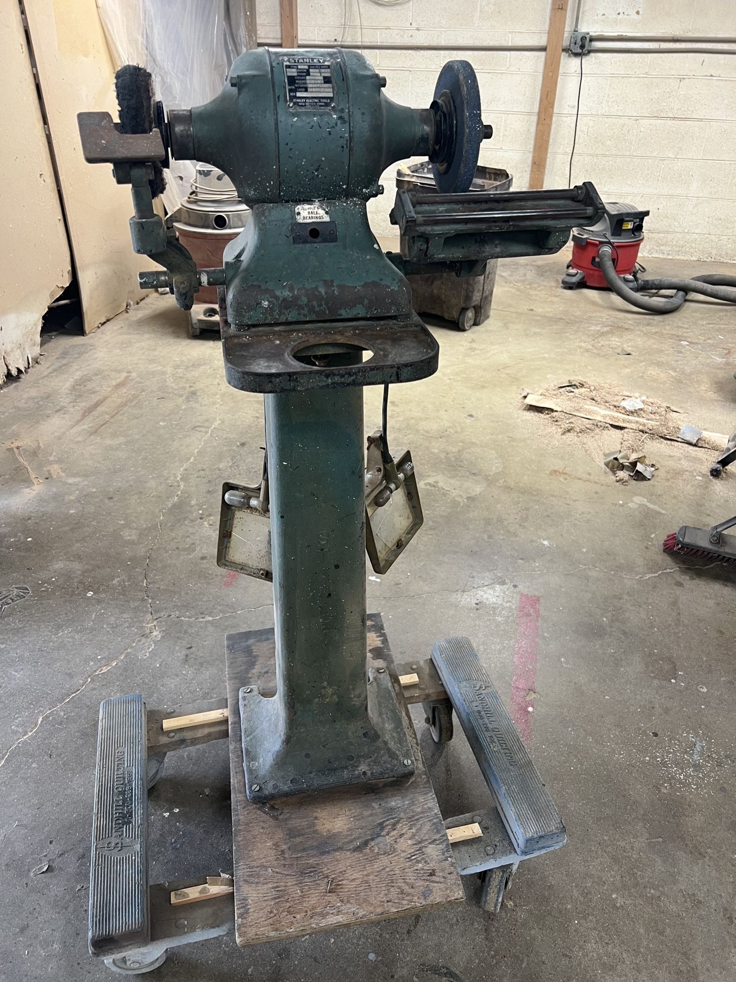 Stanley pedestal grinder