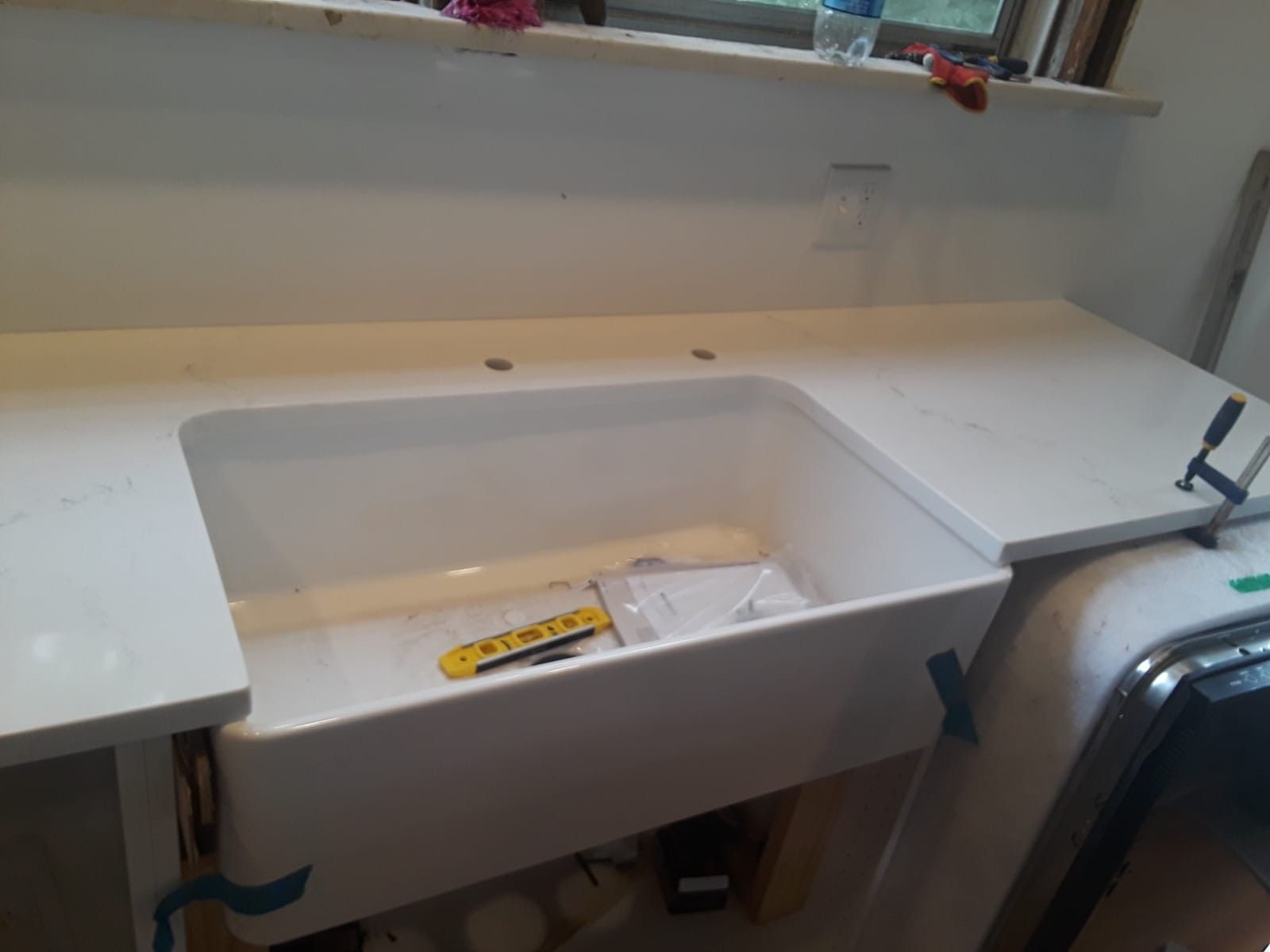 Quartz and granite countertops fabrication
