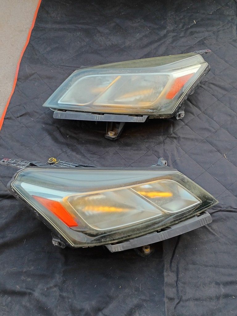 2013 Chevrolet Traverse LS Original Headlights 