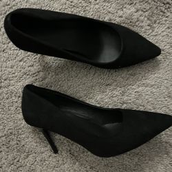 Black Pumps