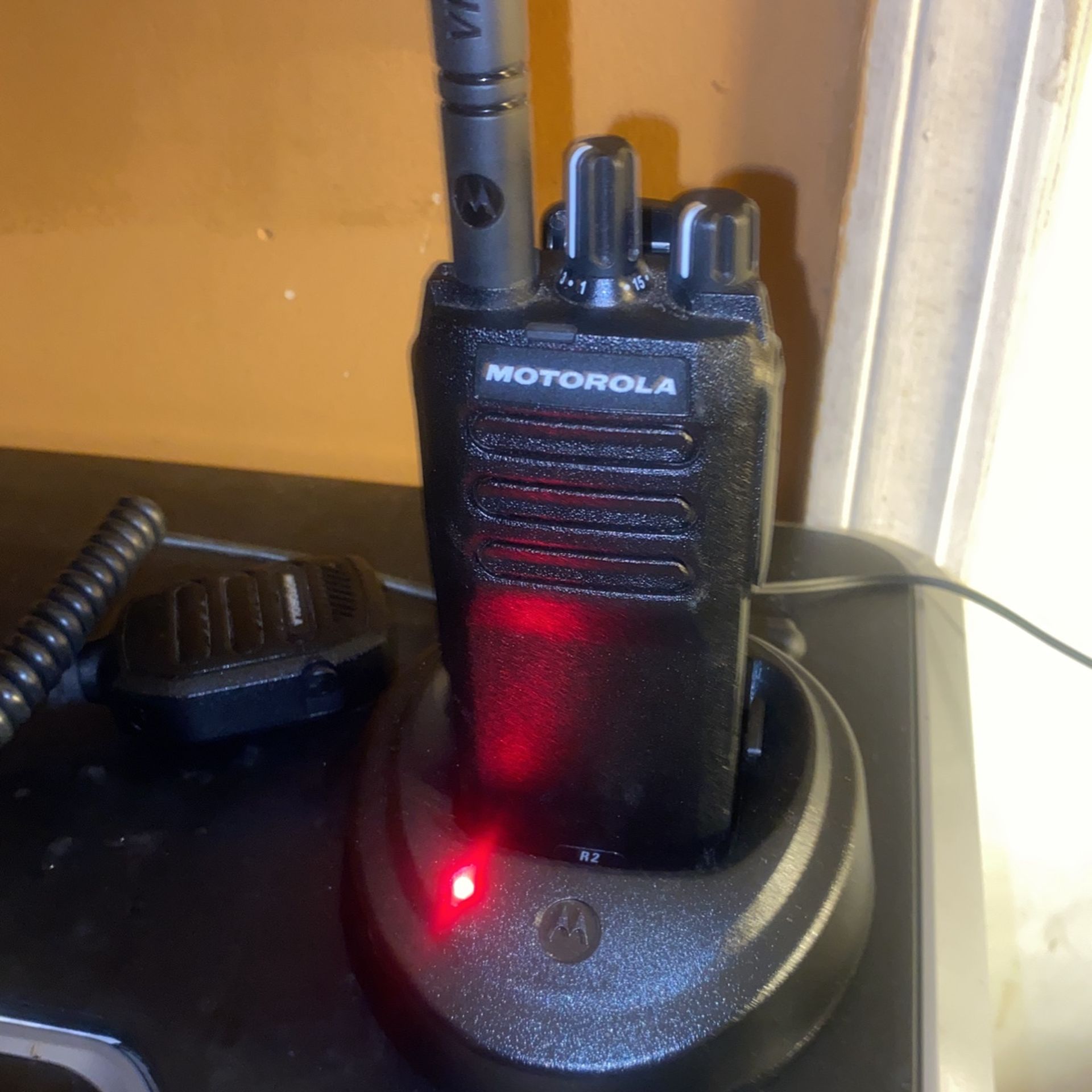 MOTOROLA R2 PORTABLE TWO-WAY RADIO