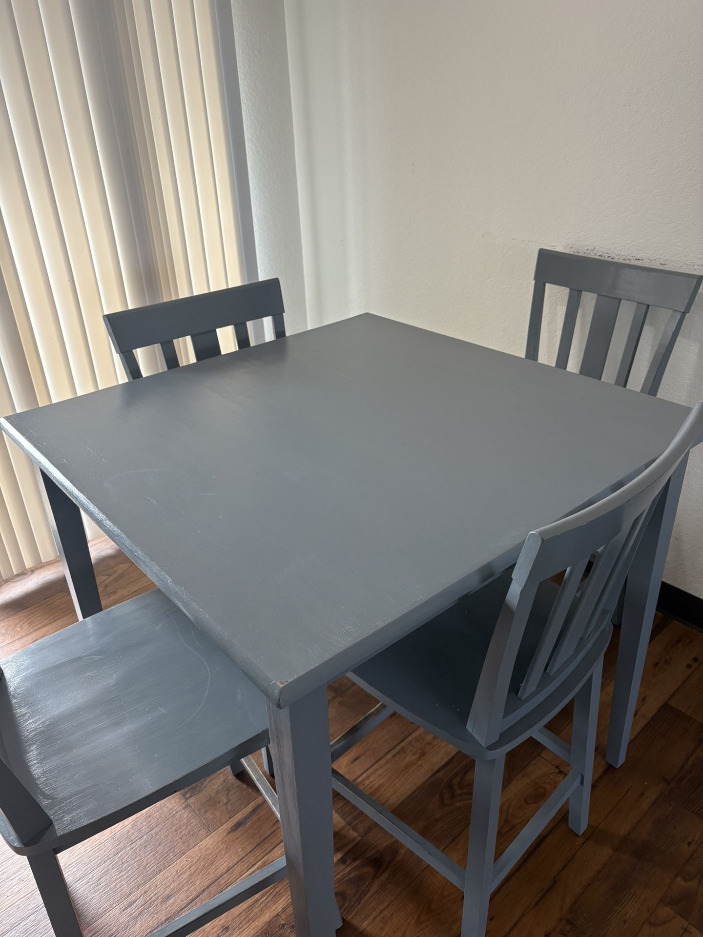 Dining Table With 4 Chairs.