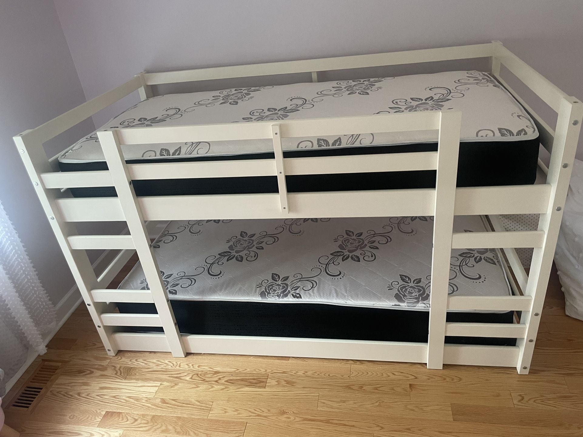 Middlebrook Browning Solid Wood Twin Size Low Bunk Bed + X2 Twin Brand New Matress !!!