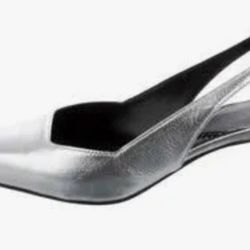 New Authentic Gucci Women's Mallory Slingback Pumps with GG Hardware

Retail $980
