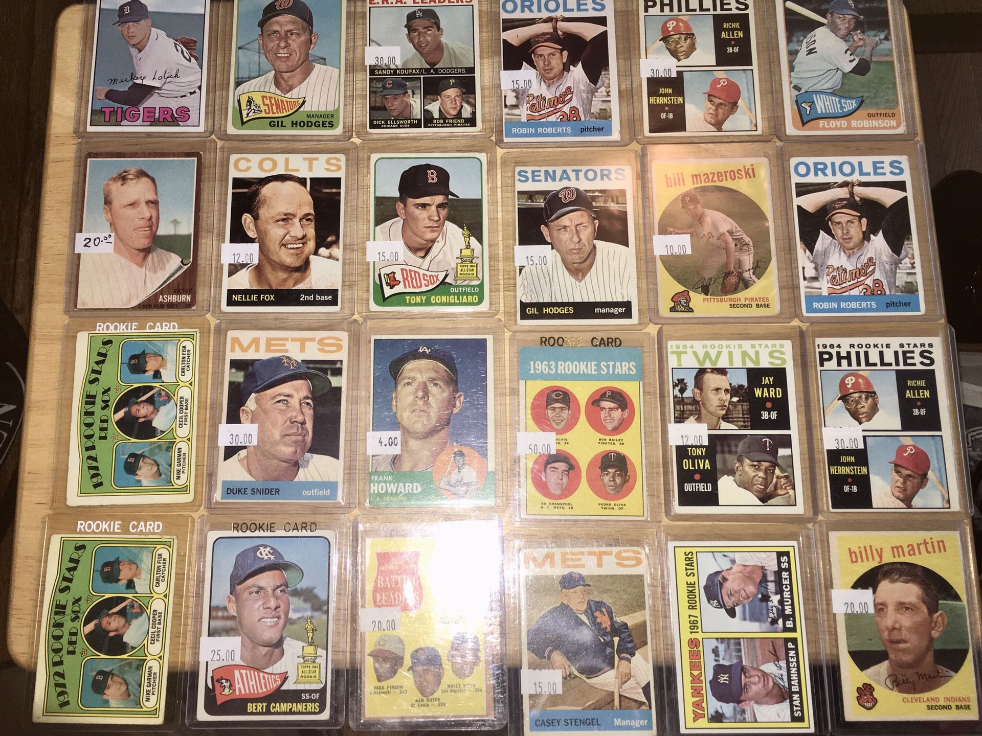(24) 1960-70’s vintage baseball cards. Carlton Fisk rookie. Bob Clemente, Sandy Koufax and more