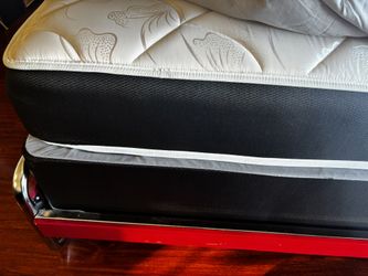 Colchón Personal ( Prácticamente Nuevo ) Viene Con Su Box Spring Y Doy Una Cama De Hierro Fuerte Y Buena Es Roja