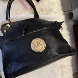 Large Shoulder Bag Like New And Clean $5 Gilbert And Ray Rd. Check All Pics And Offers.