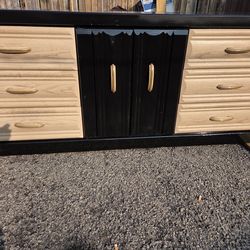 6 Drawer Dresser and storage space in the middle