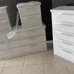 Đręsser, Çhest, Ţwo Nąighţsţanđs **** Çomođa, Gąveţero Y Đos Męsitas 