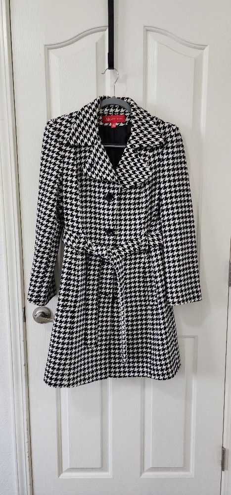 Woman's Coat Size Medium