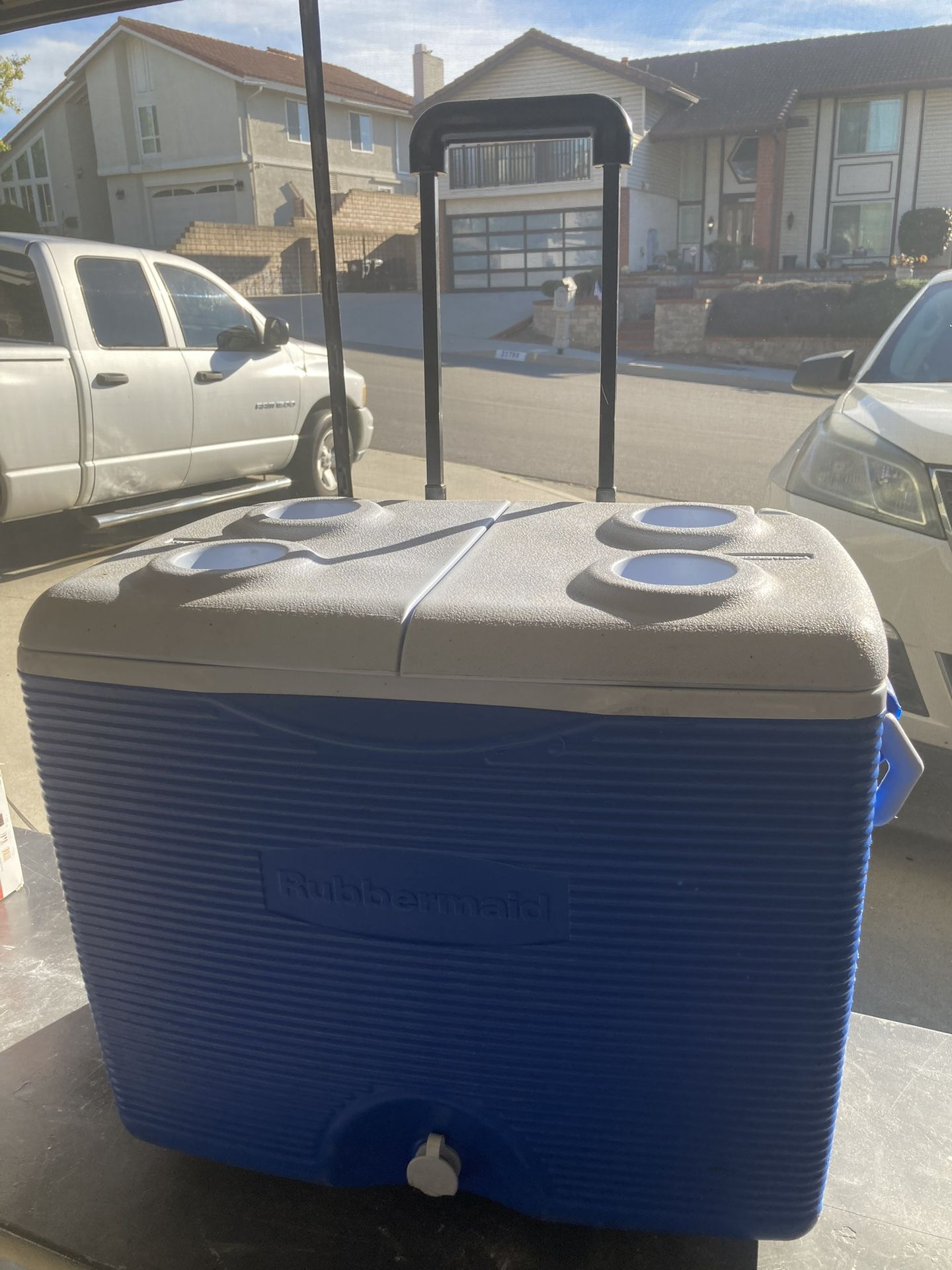 Rubbermaid 45 Quart wheeled cooler - rolling ice chest! Roll it out to the Beach, Field for Sports or Out to the Patio!