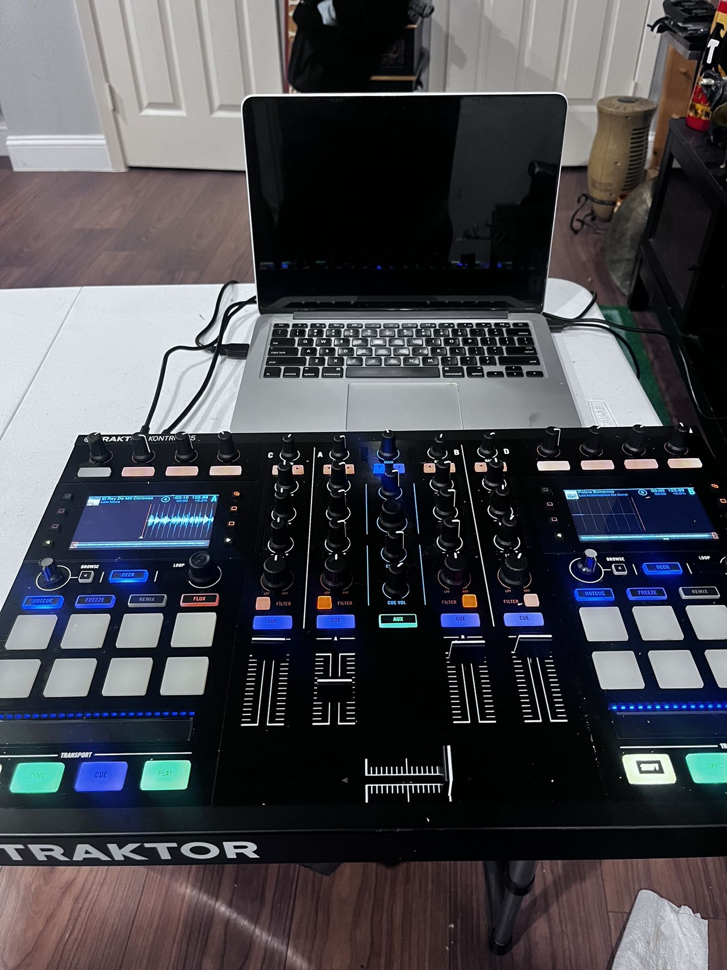 Traktor S5 Y MacBook Laptop Con Música Mixes