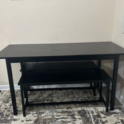 Table that forms in a big or small dinner tabel 