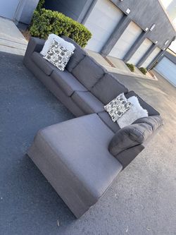 Absolutely perfect condition gray Ashley’s sectional couch !!