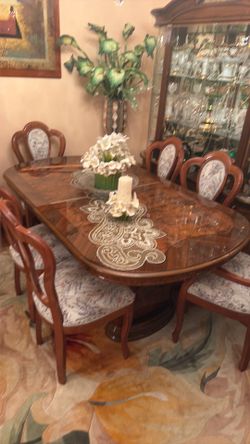 Dinning room table / chairs