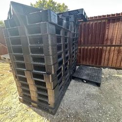 Heavy duty shipping pallets