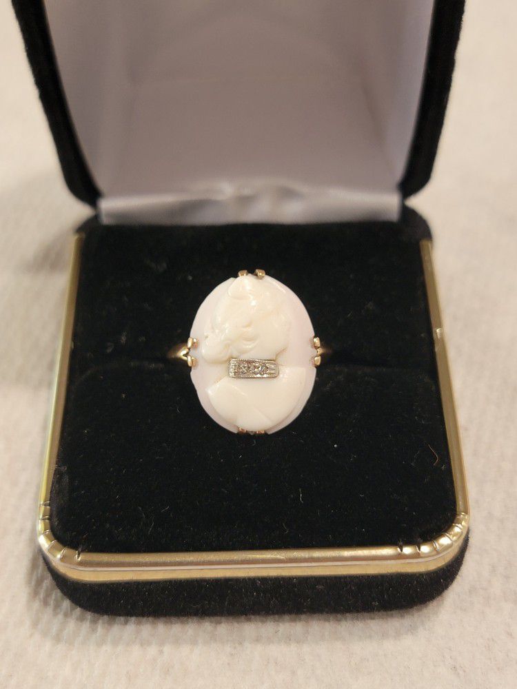 10k Gold Cameo Ring 