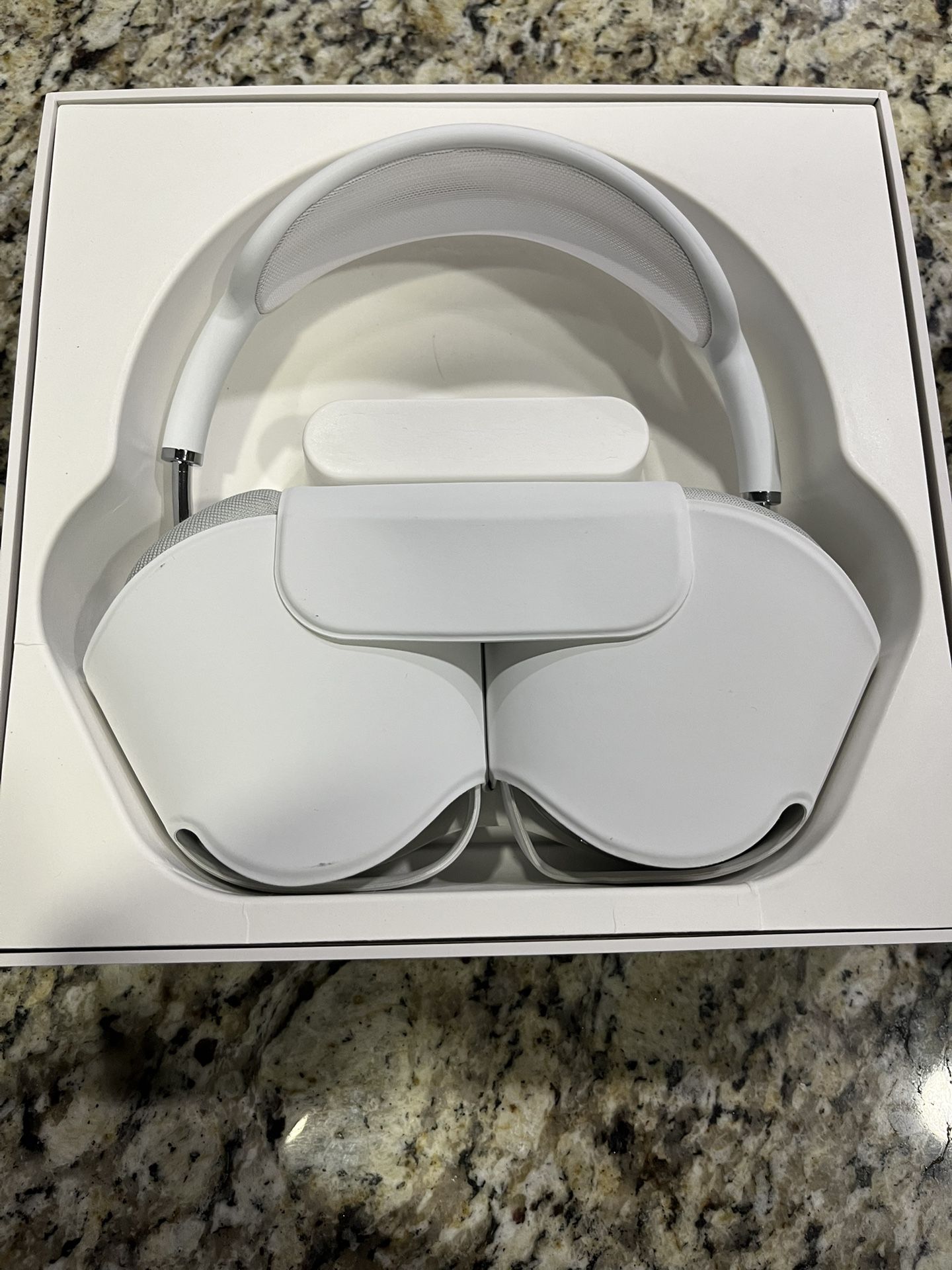 Apple Silver Airpod Max With Smart Case