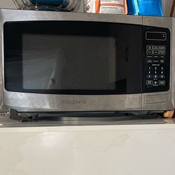 Insignia Microwave