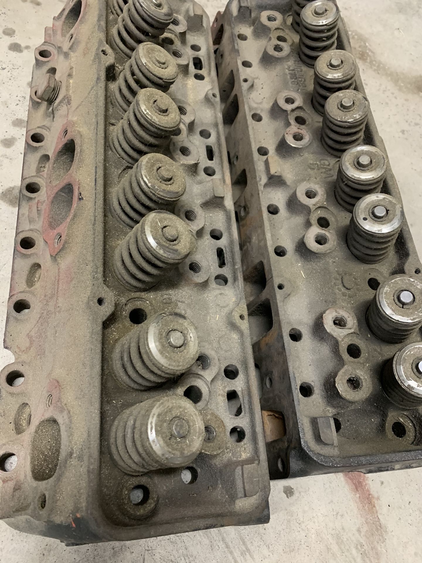 Double hump heads Chevy 350 3890462 and 3917291 for Sale in Oak Point