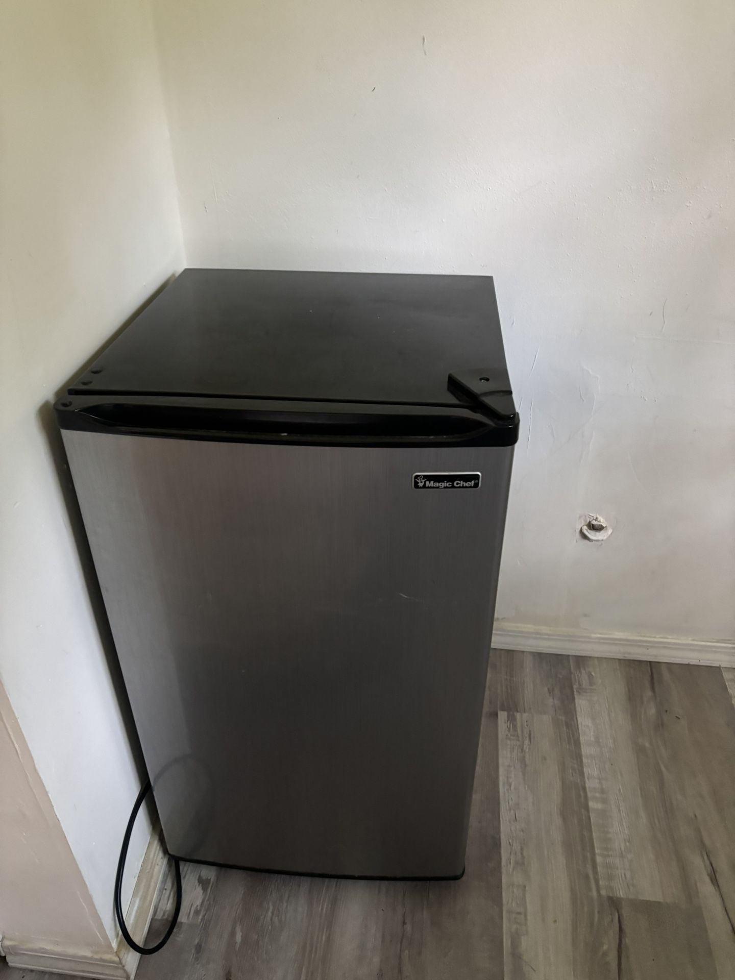 Magic chef Mini Fridge! (FREE)