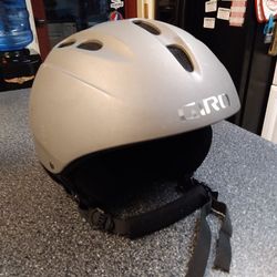 GIRO. BIKE  HELMUT.    VERY GOOD  HEAD PROTECTION Size. XLG
