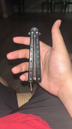 Butterfly knife comb