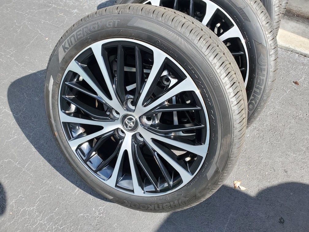 Set of 4 2020 Toyota Camry 18" OEM wheels rims and Hankook kinergy GT 235/45R18 rims and tires are in excellent conditions.