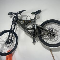 Downhill Bike Giant Faith 2